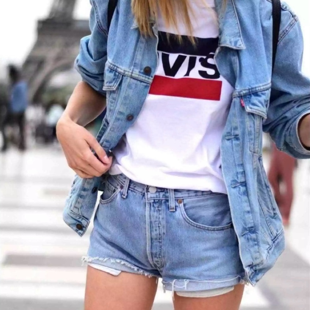 Used Women’s Size Small Levi’s Logo Print T-shirt 100% Cotton In White/Blue/Red